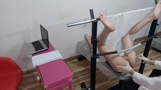 Vörös tini amatőr kinyílik a perverz nőgyógyásznak