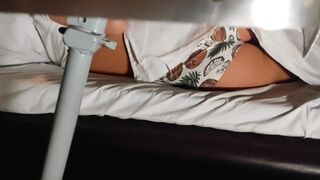 A vonaton nyilvánosan meghágja a házas útitársnőjét, miközben producernek mutatkozik