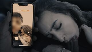 Tini csaj megcsalja barátját és mohón szívja a hatalmas farkot