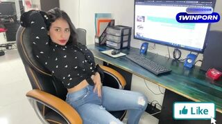 Forró titkárnő szívja és megüli a főnök kemény farkát, míg a szájába nem lövell - lebukott az irodai masztizásnál