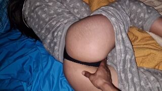 Dögös és farkaséhes brit egyetemista csaj a lakásomban, és rajtakapom, ahogy vonagló testtel fekszik