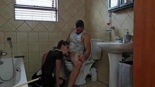 Kis csaj élvezi a nagy farkat a wc-ben szopogatva