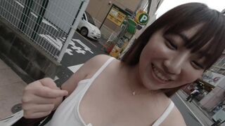 155 cm-es kosaras cuki csaj lép be a szerelmi hotelbe, miközben csábítóan megmutatja a melleit