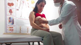 Nőgyógyász beteszi a műfaszot a nedves punciba, ujjazza a szűk seggnyílást és keményen megdöki a kívánós pácienst!