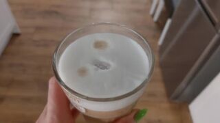 Felszarvazott férj kortyol sperma ízű kávét, miután felesége lenyalta a barátját és telepumpálták a száját