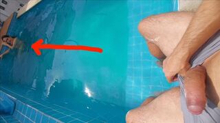 A medencében lökdöstem a mostoha hugimat, ledöbbent a kemény farkamtól