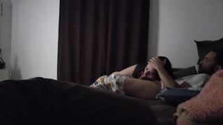 Dögös milf forró kanapés játékot játszik a vad mostohaunokával