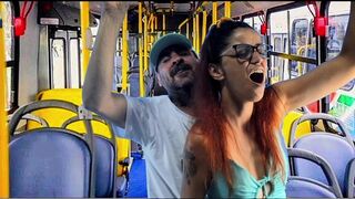 Diáklány engedi, hogy egy idegen merev farkát simogassa hozzá a zsúfolt buszon