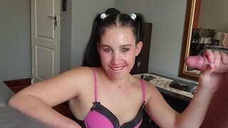 Ez a csintalan copfos csaj imádja a szopást, arcát simogatják és elöntik a nedvvel