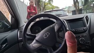 Nyilvános utcai dugás egy diáknak szem előtt