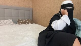 Arab feleség telefonon csevegve simogatja nedves punciját a gyönyörűséges orgazmusig