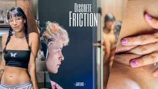 ASMR finom ujjak! A barátnők mohón falatoznak egymás testével csókokban, miközben a szorgalmas szomszéd lázasan tolja beléjük az élvezetet