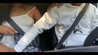 Forró csaj alsónemű nélkül pattan be az Uberbe, és lásd, mi sül ki belőle