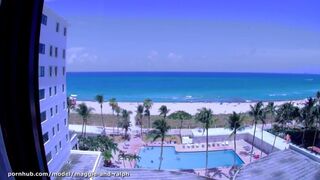 Fedél nélküli csábítás a miami tengerparton, hotelszoba ablakából az óceánra vetett pillantással