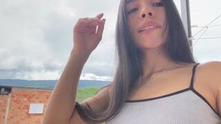 Tüzes latin csaj henceg nagy fenekével és simogatja magát neked