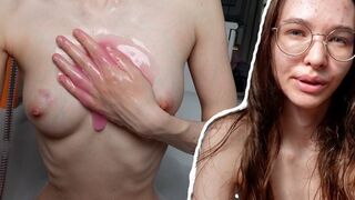 Vékony tini szépség fürdeti karcsú testét és simítja tökéletesre hatalmas hüvelyajkait