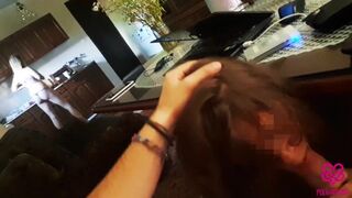 Reggeli kávé után forró szex és mély szopás egy fiatal csajjal