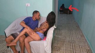 A feleségem meghívta barátnőjét, de kettesben hagytak a nappaliban velem