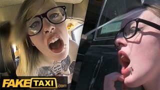 Szemüveges Tetovált Brit Alt Szépség Kemény Szex a Fake Taxi Kocsijában