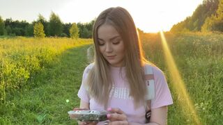 Fiatal feleség megcsalja férjét egy izmos erdésszel minden intimen cuckold kalandban