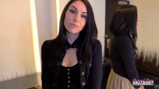 Brand New Amateurs bemutatja Ashley Wolfot, amint karcsú, tetovált alakával egy óriási dildóval extatikus gyönyörben fürdik