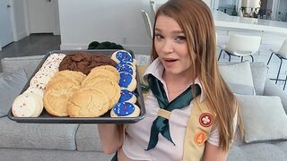 Tini fekete hajú szépség, Mazy Myers keményen megdolgozik egy nagy faszért a POVD csatornán cookie girl szerepben