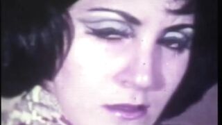 Szopd a retro MILF bozontos punciját, aztán verd ki a farkad az erotikus tragédia éjszakáján
