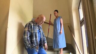 Tetovált lányok vad hármasban nyelnek és lovagolnak vastag farokkal