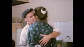 Szőke MILF és fekete hajú barátnője együtt nyelnek mélyen és durván kúrják egymás seggét