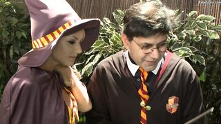 Harry Potter cosplayes hármasban duzzadó mellekkel, csiklandozó paródia