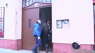 Figyeld, ahogy egy másik férfi keményen megdugja Nomi Melone-t, míg a férj csak kíváncsian bámul – Do The Wife exkluzív videó