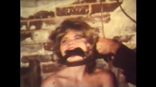 Különleges, vad retró BDSM megkötözés, ahol a szenvedély és az izgalom összekapcsolódik.