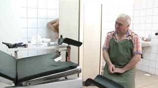 Fiatal tini lüktetve izgul az idős cseh doktor érintésein az Old Pigs csatornán