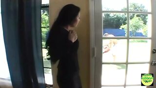 Házas ázsiai milf farkasszemet vet a kertész hatalmas farkára és mohón szopni kezdi