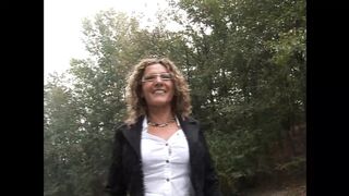 Két dús szőrű MILF buja örömei Alessia Donatival