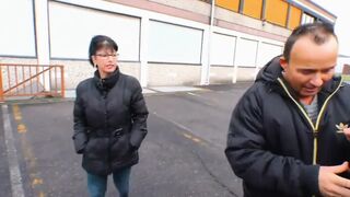 Milf hatalmas cicikbe markolva nyalja a vastag farkat, miközben az ujjai a puncijába mélyednek az autóban