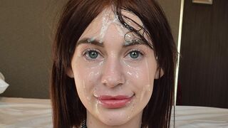 Tini fekete hajú lány mohó szájjal nyel szemérmetlenül a casting szexjelenetében