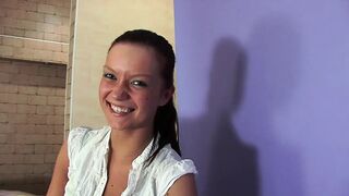Vidám vörös tini Amelia szopás közben széttárt combokkal, majd odaengedi a seggét mély análra