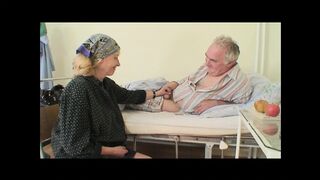 Carmen Blue és a vadító ápolónők: nagymama és a milf hármasban nyelvel és izgultak egymásnak