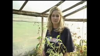 Szőke MILF Leona a szájába veszi a brutál méretű farkat, majd a nyelvére fröcskölnek a forró adagokkal