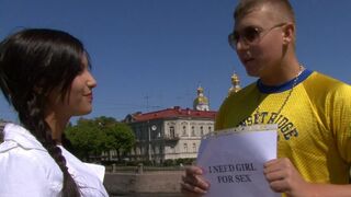 Fekete hajú tini lány mohón nyelvére veszi a szerencsés srác farkát