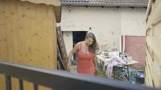 Méretes cickós milf vörös ruhában kapja a tetovált hapsi nagy farkát análisan és szopásban